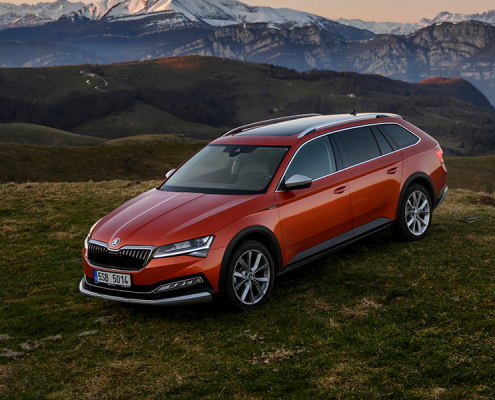 Škoda Superb orange front quarter